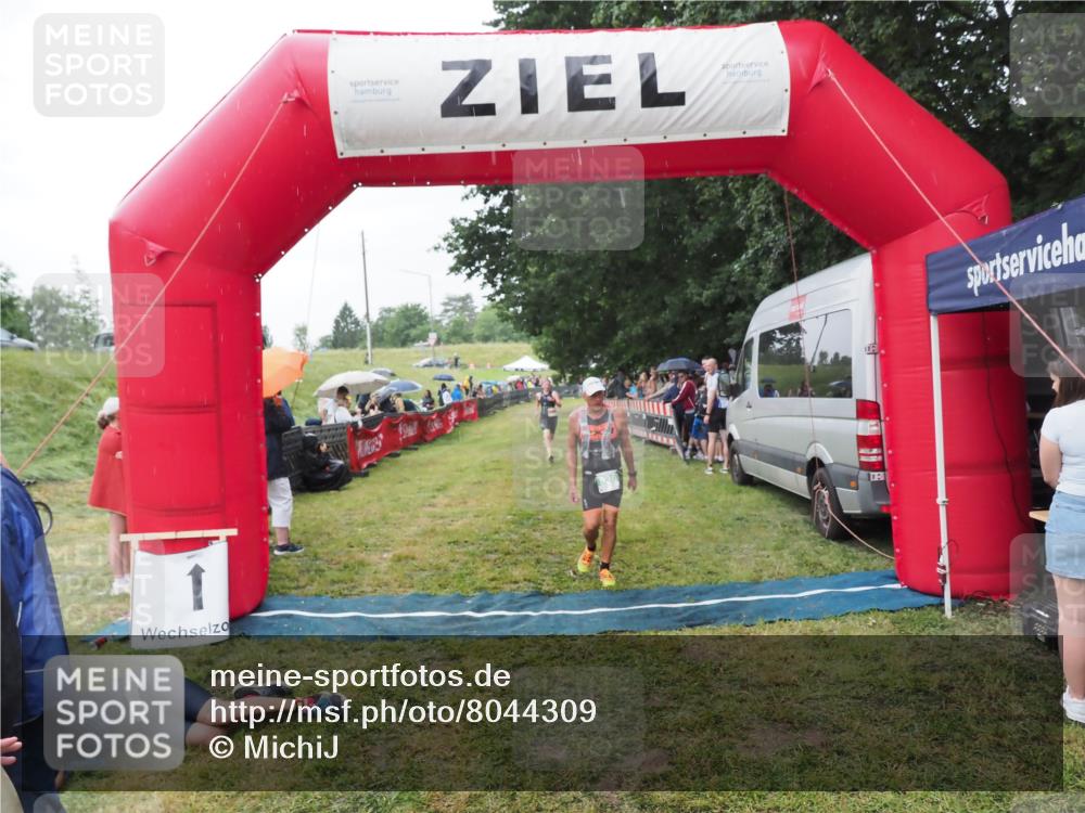 21.06.2025 - 27. Vierlanden-Triathlon MichiJ http://msf.ph/oto/8044309 15.06.2026 13:45:39 Ziel 830 meine-sportfotos.de