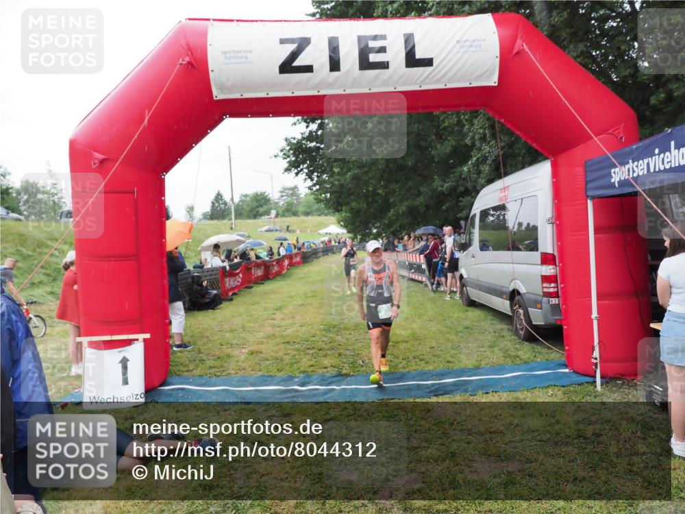 21.06.2025 - 27. Vierlanden-Triathlon MichiJ http://msf.ph/oto/8044312 15.06.2026 13:45:39 Ziel 830 meine-sportfotos.de