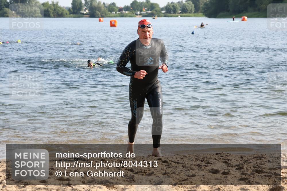 15.06.2025 - 27. Vierlanden-Triathlon Lena Gebhardt http://msf.ph/oto/8044313 15.06.2025 08:35:08 Schwimmen 12, 43, 54, 64, 159 meine-sportfotos.de