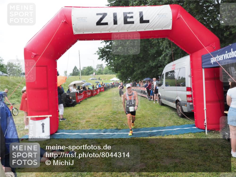 21.06.2025 - 27. Vierlanden-Triathlon MichiJ http://msf.ph/oto/8044314 15.06.2026 13:45:39 Ziel 830 meine-sportfotos.de