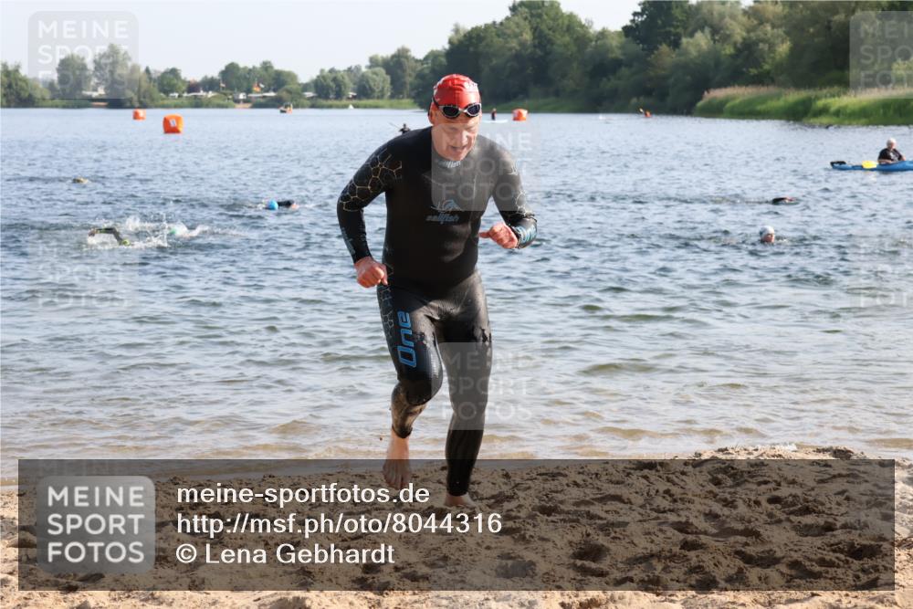 15.06.2025 - 27. Vierlanden-Triathlon Lena Gebhardt http://msf.ph/oto/8044316 15.06.2025 08:35:09 Schwimmen 12, 43, 54, 64 meine-sportfotos.de