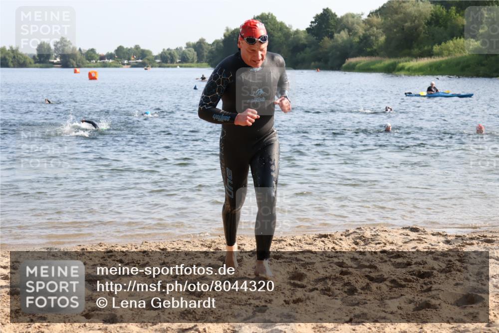 15.06.2025 - 27. Vierlanden-Triathlon Lena Gebhardt http://msf.ph/oto/8044320 15.06.2025 08:35:10 Schwimmen 12, 54, 64 meine-sportfotos.de