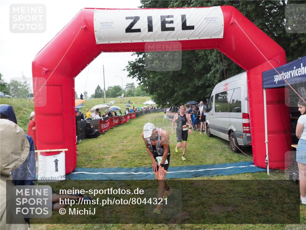 21.06.2025 - 27. Vierlanden-Triathlon MichiJ http://msf.ph/oto/8044321 15.06.2026 13:45:41 Ziel 830 meine-sportfotos.de
