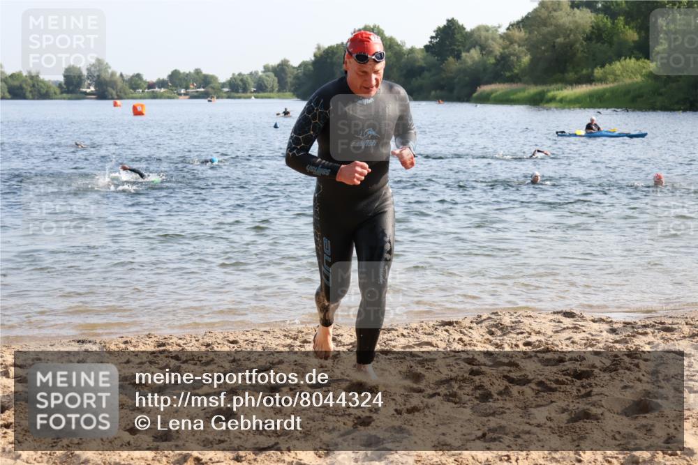 15.06.2025 - 27. Vierlanden-Triathlon Lena Gebhardt http://msf.ph/oto/8044324 15.06.2025 08:35:10 Schwimmen 12, 54, 64 meine-sportfotos.de