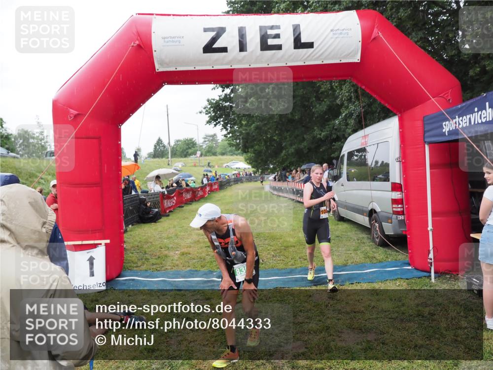 21.06.2025 - 27. Vierlanden-Triathlon MichiJ http://msf.ph/oto/8044333 15.06.2026 13:45:42 Ziel 830 meine-sportfotos.de