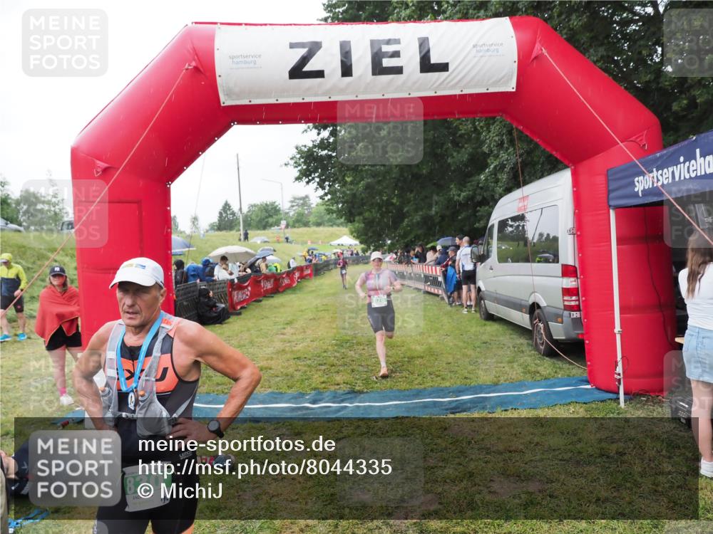 21.06.2025 - 27. Vierlanden-Triathlon MichiJ http://msf.ph/oto/8044335 15.06.2026 13:45:52 Ziel 876 meine-sportfotos.de