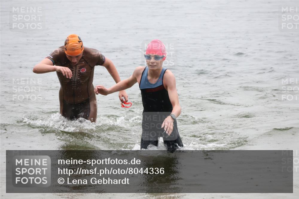 21.06.2025 - 27. Vierlanden-Triathlon Lena Gebhardt http://msf.ph/oto/8044336 15.06.2025 14:39:33 Schwimmen 1333, 1339 meine-sportfotos.de
