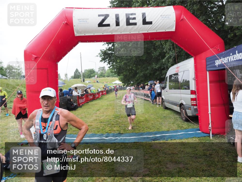 21.06.2025 - 27. Vierlanden-Triathlon MichiJ http://msf.ph/oto/8044337 15.06.2026 13:45:52 Ziel 876 meine-sportfotos.de
