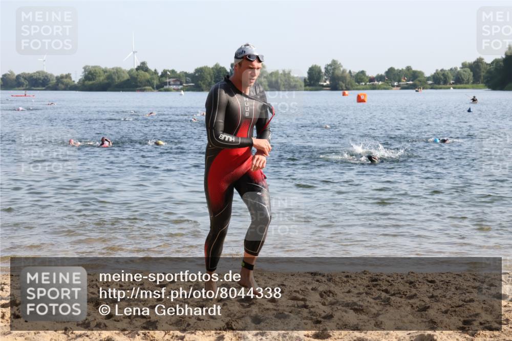 15.06.2025 - 27. Vierlanden-Triathlon Lena Gebhardt http://msf.ph/oto/8044338 15.06.2025 08:35:11 Schwimmen 12, 54, 64 meine-sportfotos.de
