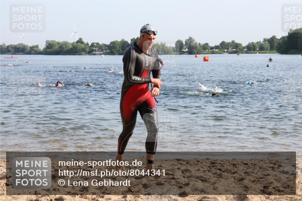 15.06.2025 - 27. Vierlanden-Triathlon Lena Gebhardt http://msf.ph/oto/8044341 15.06.2025 08:35:11 Schwimmen 12, 54, 64 meine-sportfotos.de