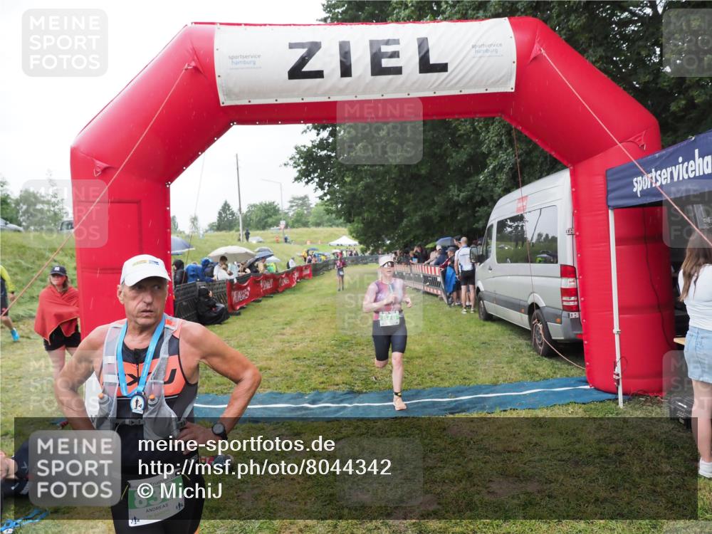 21.06.2025 - 27. Vierlanden-Triathlon MichiJ http://msf.ph/oto/8044342 15.06.2026 13:45:52 Ziel 876 meine-sportfotos.de