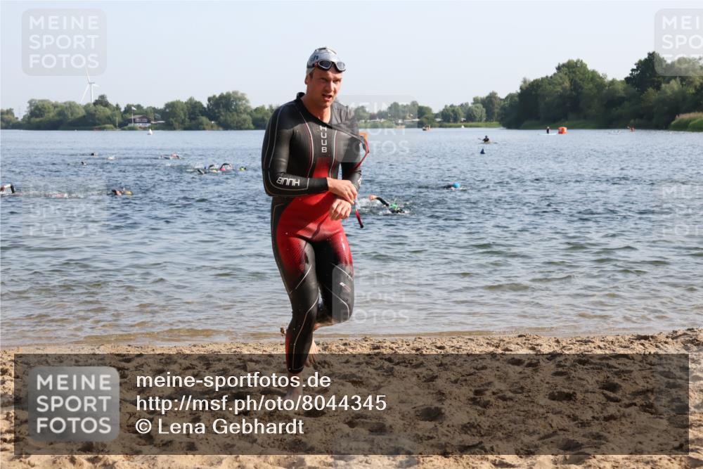 15.06.2025 - 27. Vierlanden-Triathlon Lena Gebhardt http://msf.ph/oto/8044345 15.06.2025 08:35:12 Schwimmen 12, 54, 64 meine-sportfotos.de