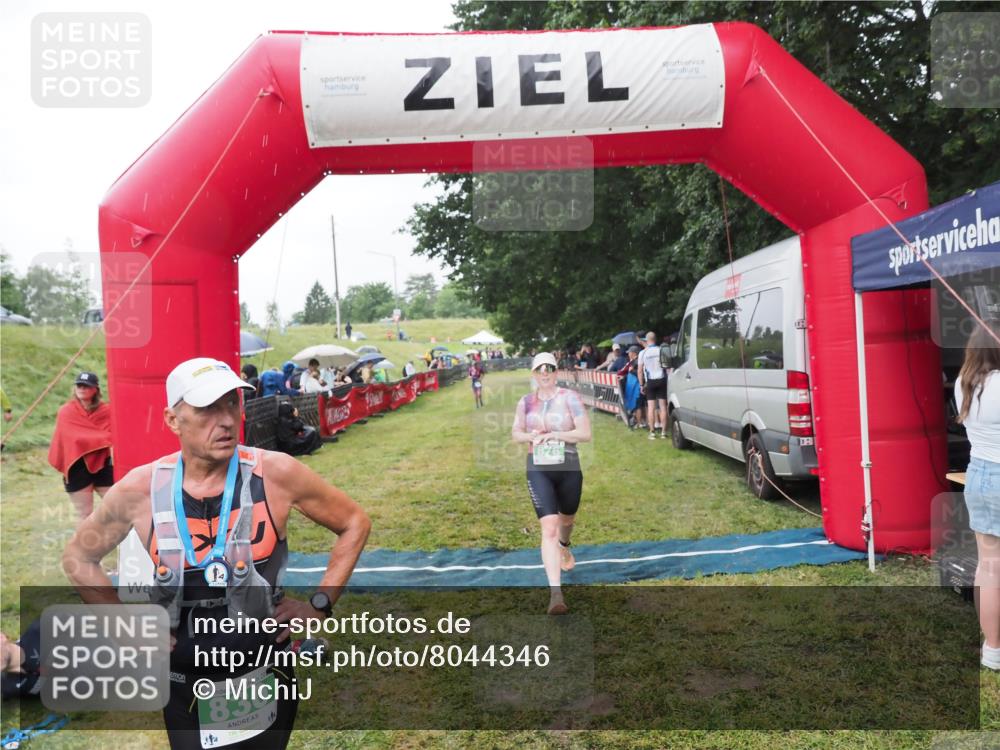 21.06.2025 - 27. Vierlanden-Triathlon MichiJ http://msf.ph/oto/8044346 15.06.2026 13:45:53 Ziel 876 meine-sportfotos.de