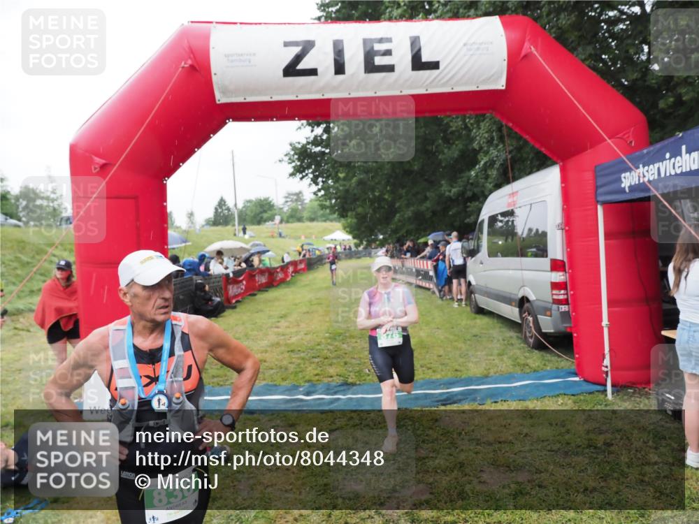 21.06.2025 - 27. Vierlanden-Triathlon MichiJ http://msf.ph/oto/8044348 15.06.2026 13:45:53 Ziel 876 meine-sportfotos.de