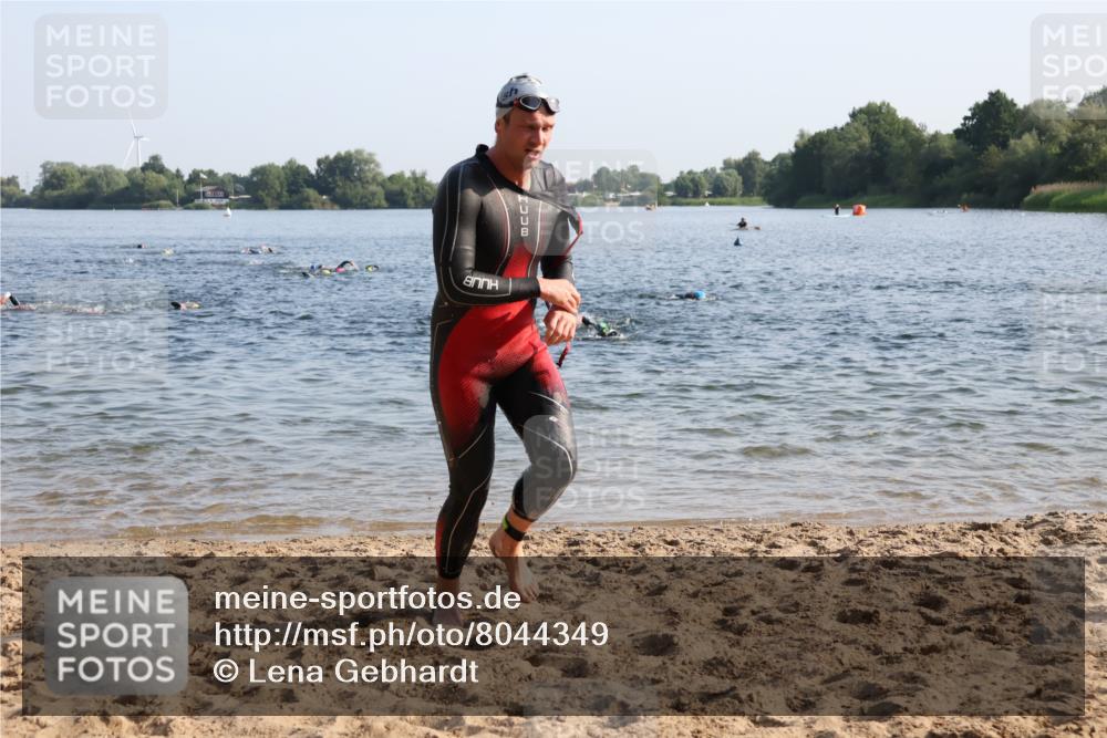 15.06.2025 - 27. Vierlanden-Triathlon Lena Gebhardt http://msf.ph/oto/8044349 15.06.2025 08:35:12 Schwimmen 12, 54, 64 meine-sportfotos.de