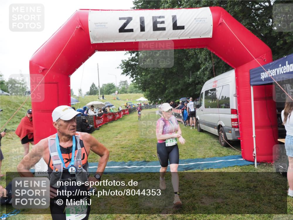 21.06.2025 - 27. Vierlanden-Triathlon MichiJ http://msf.ph/oto/8044353 15.06.2026 13:45:53 Ziel 876 meine-sportfotos.de