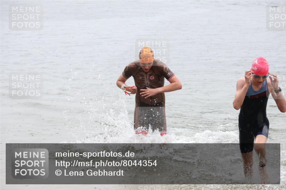 21.06.2025 - 27. Vierlanden-Triathlon Lena Gebhardt http://msf.ph/oto/8044354 15.06.2025 14:39:35 Schwimmen 1333, 1339 meine-sportfotos.de