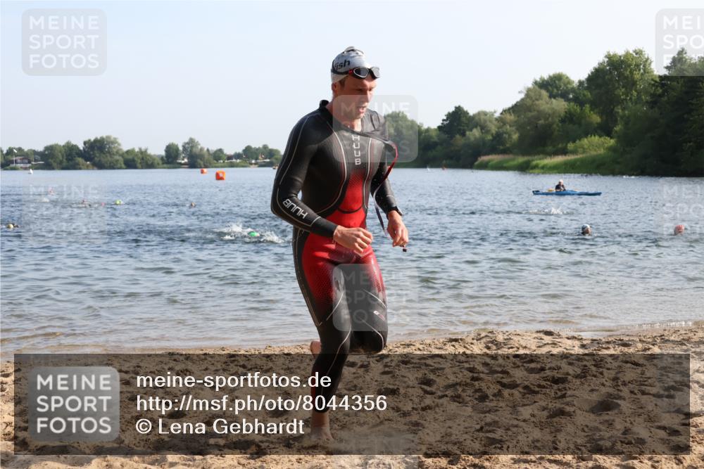 15.06.2025 - 27. Vierlanden-Triathlon Lena Gebhardt http://msf.ph/oto/8044356 15.06.2025 08:35:13 Schwimmen 12, 54, 64 meine-sportfotos.de