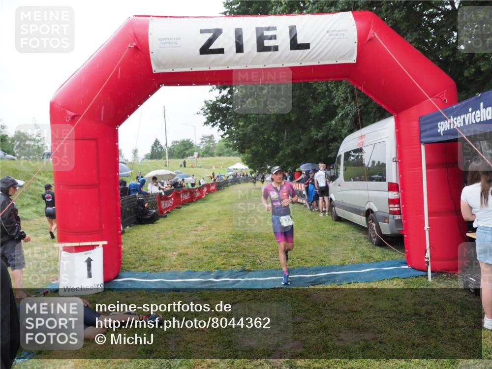 21.06.2025 - 27. Vierlanden-Triathlon MichiJ http://msf.ph/oto/8044362 15.06.2026 13:45:59 Ziel 833, 876 meine-sportfotos.de