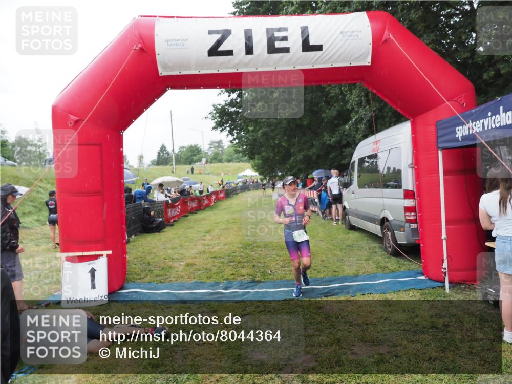 21.06.2025 - 27. Vierlanden-Triathlon MichiJ http://msf.ph/oto/8044364 15.06.2026 13:45:59 Ziel 833, 876 meine-sportfotos.de