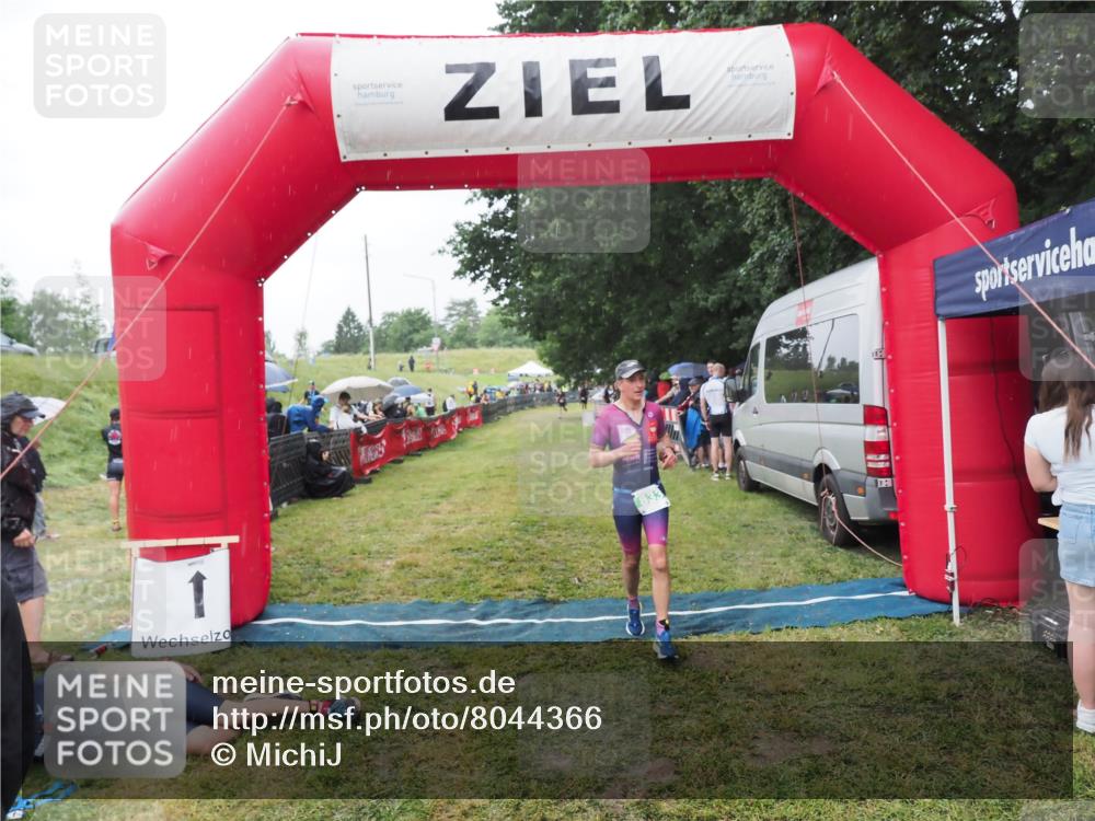 21.06.2025 - 27. Vierlanden-Triathlon MichiJ http://msf.ph/oto/8044366 15.06.2026 13:45:59 Ziel 833, 876 meine-sportfotos.de