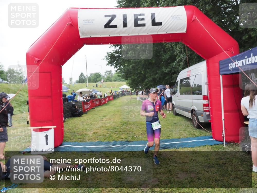 21.06.2025 - 27. Vierlanden-Triathlon MichiJ http://msf.ph/oto/8044370 15.06.2026 13:45:59 Ziel 833, 876 meine-sportfotos.de