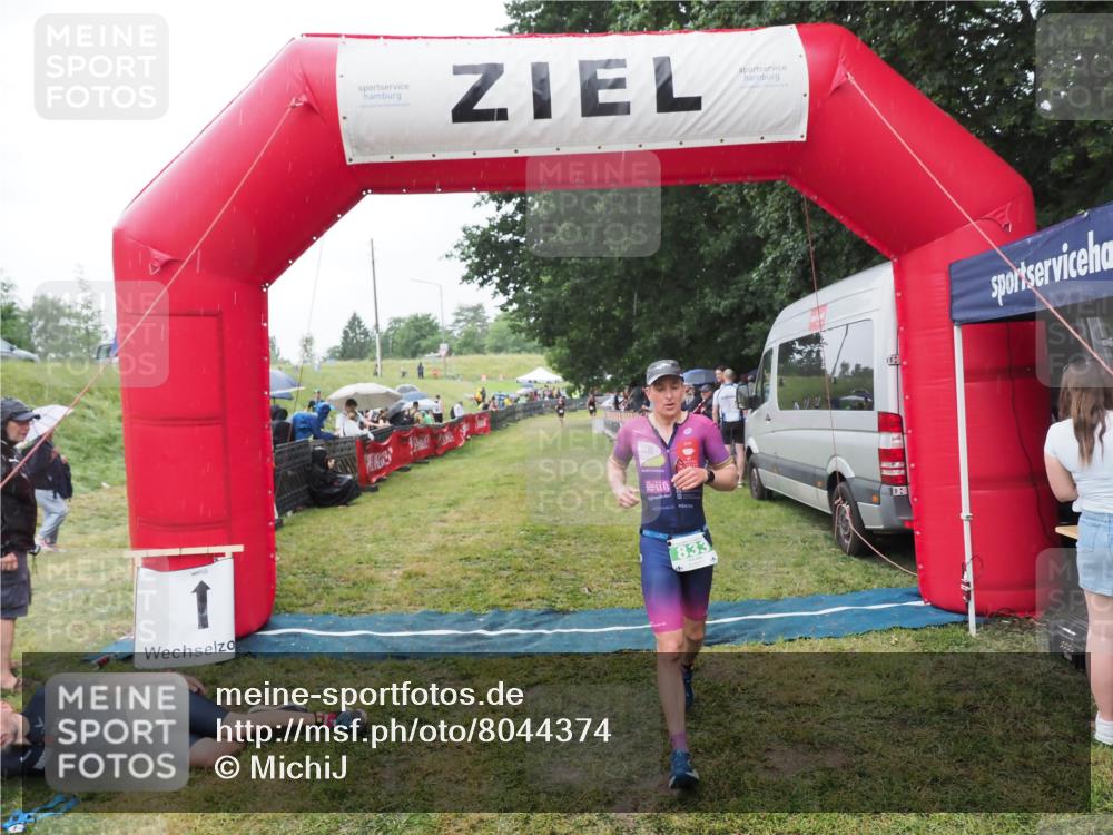 21.06.2025 - 27. Vierlanden-Triathlon MichiJ http://msf.ph/oto/8044374 15.06.2026 13:45:59 Ziel 833, 876 meine-sportfotos.de