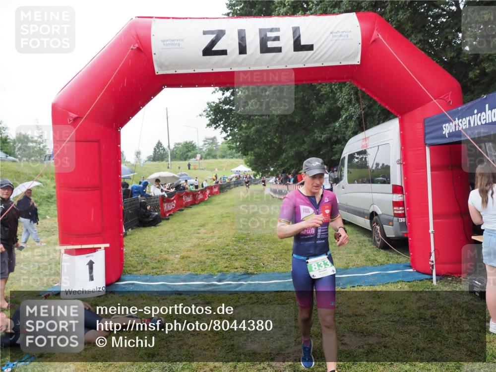 21.06.2025 - 27. Vierlanden-Triathlon MichiJ http://msf.ph/oto/8044380 15.06.2026 13:46:00 Ziel 833 meine-sportfotos.de