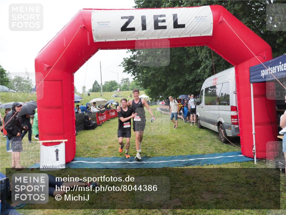 21.06.2025 - 27. Vierlanden-Triathlon MichiJ http://msf.ph/oto/8044386 15.06.2026 13:46:09 Ziel 237, 242 meine-sportfotos.de