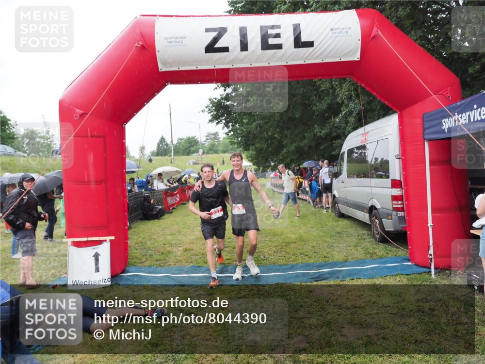 21.06.2025 - 27. Vierlanden-Triathlon MichiJ http://msf.ph/oto/8044390 15.06.2026 13:46:09 Ziel 237, 242 meine-sportfotos.de