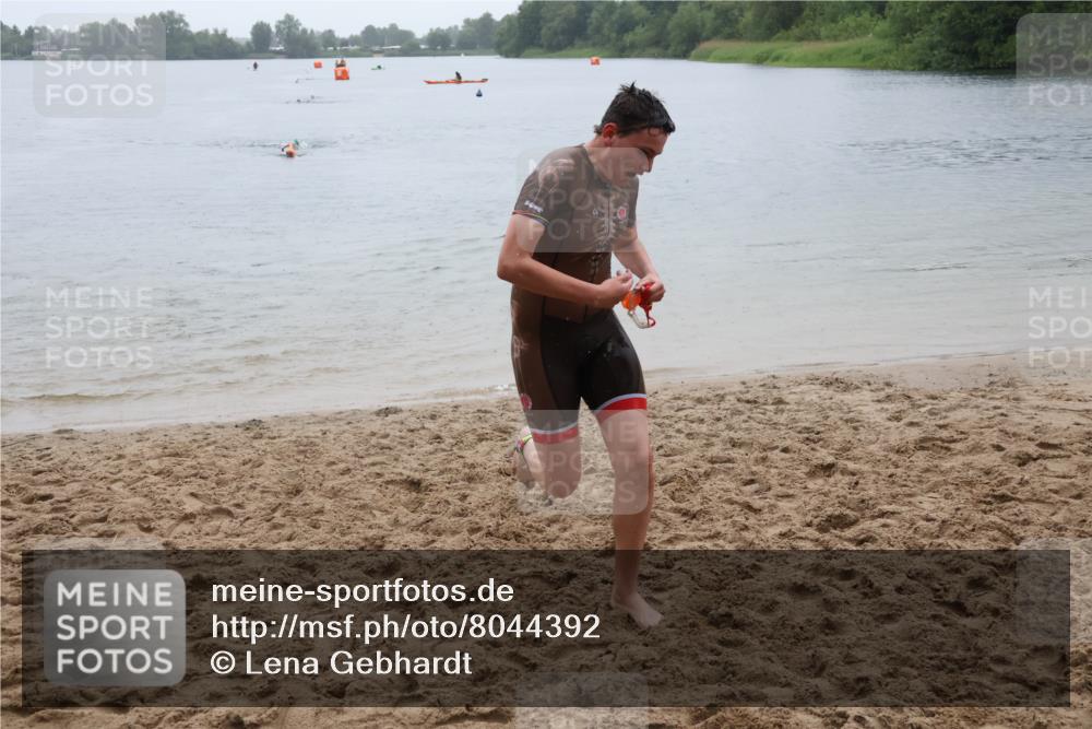 21.06.2025 - 27. Vierlanden-Triathlon Lena Gebhardt http://msf.ph/oto/8044392 15.06.2025 14:39:38 Schwimmen 1333, 1339 meine-sportfotos.de