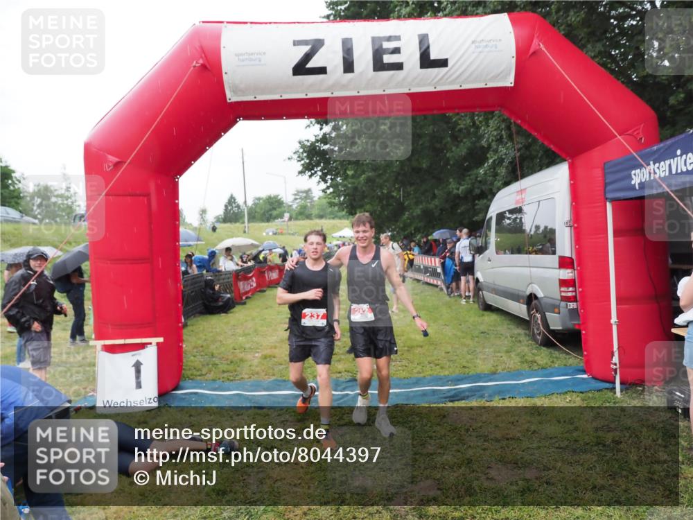 21.06.2025 - 27. Vierlanden-Triathlon MichiJ http://msf.ph/oto/8044397 15.06.2026 13:46:10 Ziel 237, 242 meine-sportfotos.de