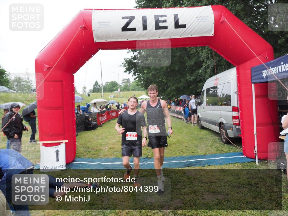 21.06.2025 - 27. Vierlanden-Triathlon MichiJ http://msf.ph/oto/8044399 15.06.2026 13:46:10 Ziel 237, 242 meine-sportfotos.de