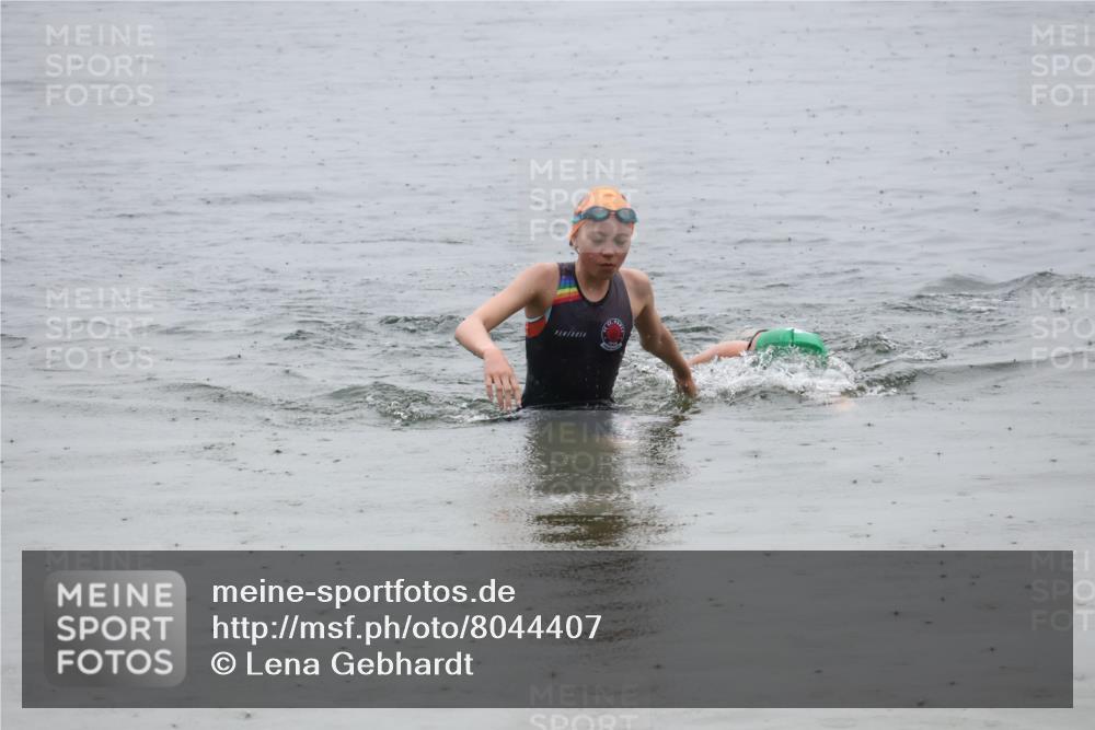 21.06.2025 - 27. Vierlanden-Triathlon Lena Gebhardt http://msf.ph/oto/8044407 15.06.2025 14:40:01 Schwimmen 1348, 1350 meine-sportfotos.de