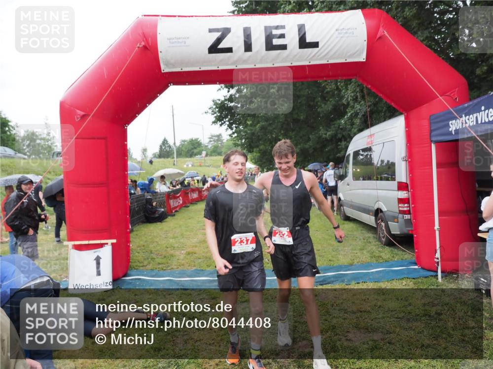 21.06.2025 - 27. Vierlanden-Triathlon MichiJ http://msf.ph/oto/8044408 15.06.2026 13:46:10 Ziel 237, 242 meine-sportfotos.de