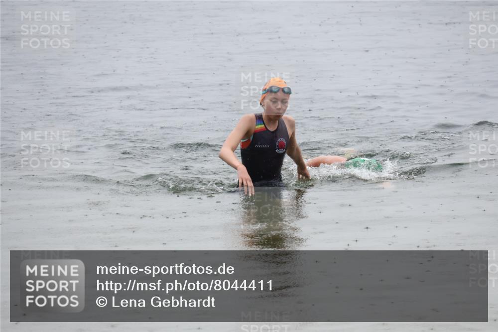 21.06.2025 - 27. Vierlanden-Triathlon Lena Gebhardt http://msf.ph/oto/8044411 15.06.2025 14:40:01 Schwimmen 1348, 1350 meine-sportfotos.de