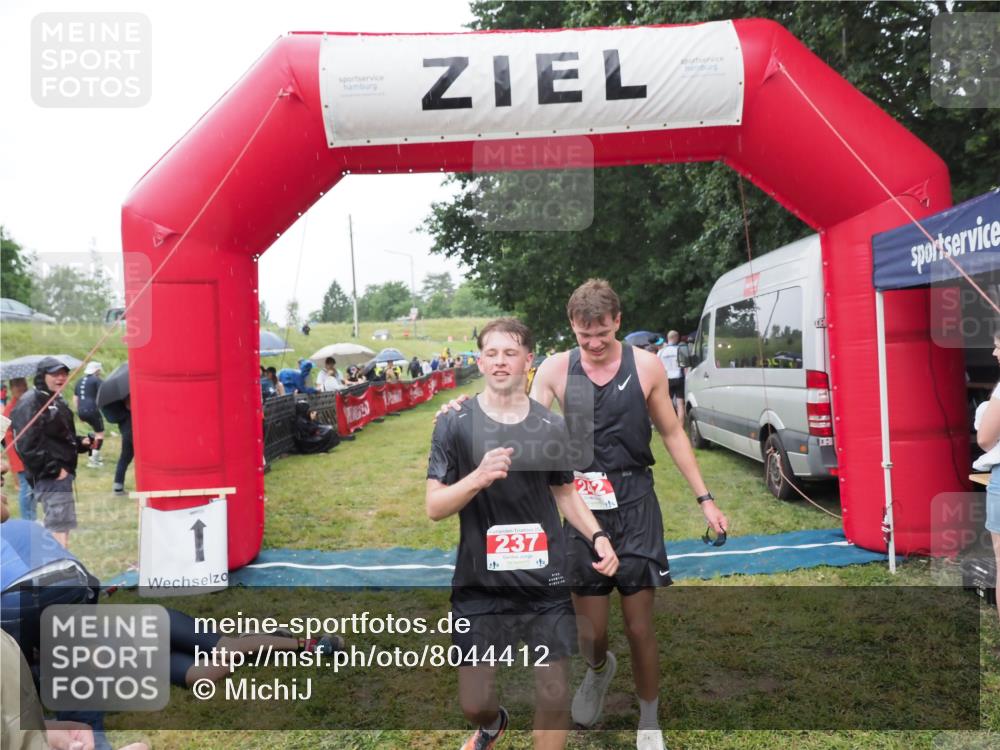 21.06.2025 - 27. Vierlanden-Triathlon MichiJ http://msf.ph/oto/8044412 15.06.2026 13:46:11 Ziel 237, 242 meine-sportfotos.de