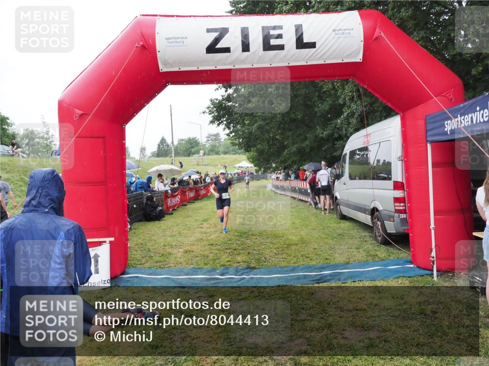 21.06.2025 - 27. Vierlanden-Triathlon MichiJ http://msf.ph/oto/8044413 15.06.2026 13:46:47 Ziel 919 meine-sportfotos.de