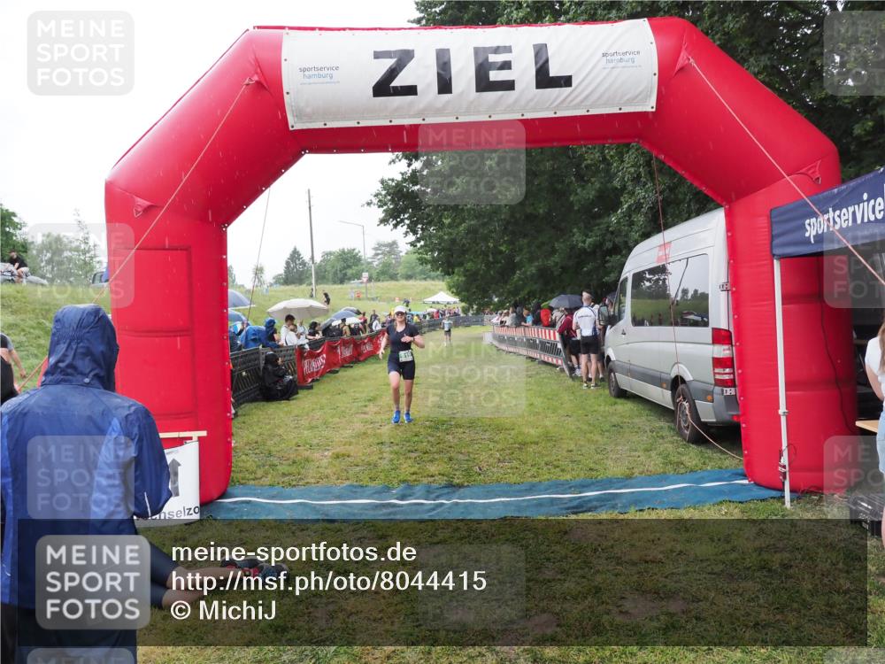 21.06.2025 - 27. Vierlanden-Triathlon MichiJ http://msf.ph/oto/8044415 15.06.2026 13:46:47 Ziel 919 meine-sportfotos.de