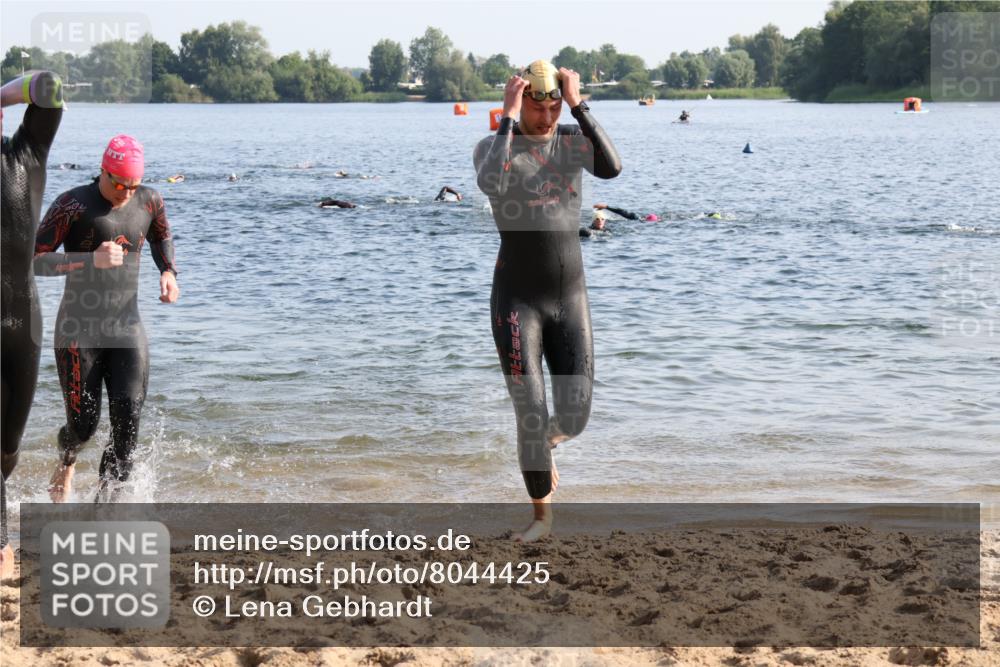 15.06.2025 - 27. Vierlanden-Triathlon Lena Gebhardt http://msf.ph/oto/8044425 15.06.2025 08:35:35 Schwimmen 6, 21, 47, 75, 85, 158 meine-sportfotos.de