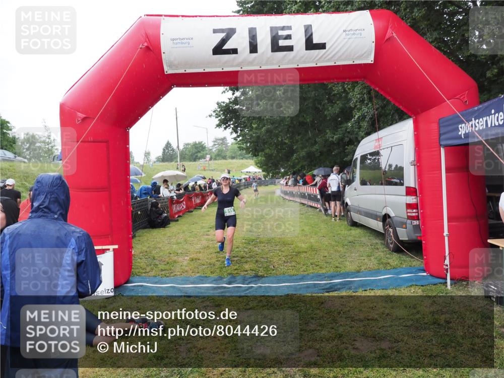21.06.2025 - 27. Vierlanden-Triathlon MichiJ http://msf.ph/oto/8044426 15.06.2026 13:46:48 Ziel 919 meine-sportfotos.de