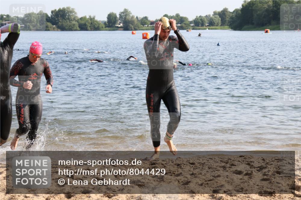 15.06.2025 - 27. Vierlanden-Triathlon Lena Gebhardt http://msf.ph/oto/8044429 15.06.2025 08:35:35 Schwimmen 6, 21, 47, 75, 85, 158 meine-sportfotos.de