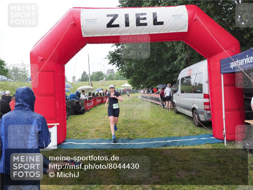 21.06.2025 - 27. Vierlanden-Triathlon MichiJ http://msf.ph/oto/8044430 15.06.2026 13:46:48 Ziel 919 meine-sportfotos.de