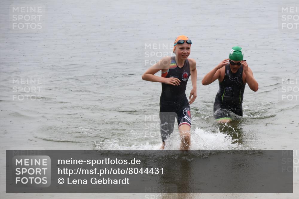 21.06.2025 - 27. Vierlanden-Triathlon Lena Gebhardt http://msf.ph/oto/8044431 15.06.2025 14:40:05 Schwimmen 1348, 1350 meine-sportfotos.de