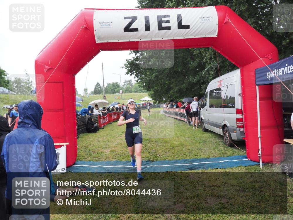 21.06.2025 - 27. Vierlanden-Triathlon MichiJ http://msf.ph/oto/8044436 15.06.2026 13:46:49 Ziel 919 meine-sportfotos.de