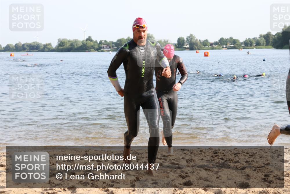 15.06.2025 - 27. Vierlanden-Triathlon Lena Gebhardt http://msf.ph/oto/8044437 15.06.2025 08:35:36 Schwimmen 6, 21, 47, 75, 85, 158 meine-sportfotos.de