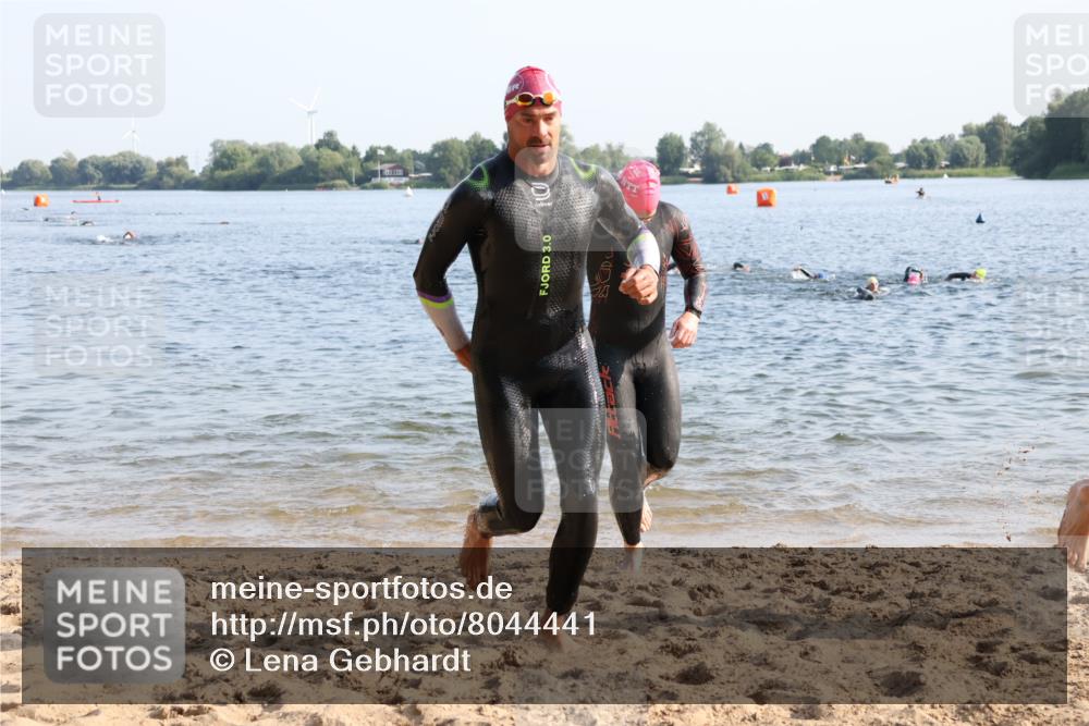 15.06.2025 - 27. Vierlanden-Triathlon Lena Gebhardt http://msf.ph/oto/8044441 15.06.2025 08:35:36 Schwimmen 6, 21, 47, 75, 85, 158 meine-sportfotos.de