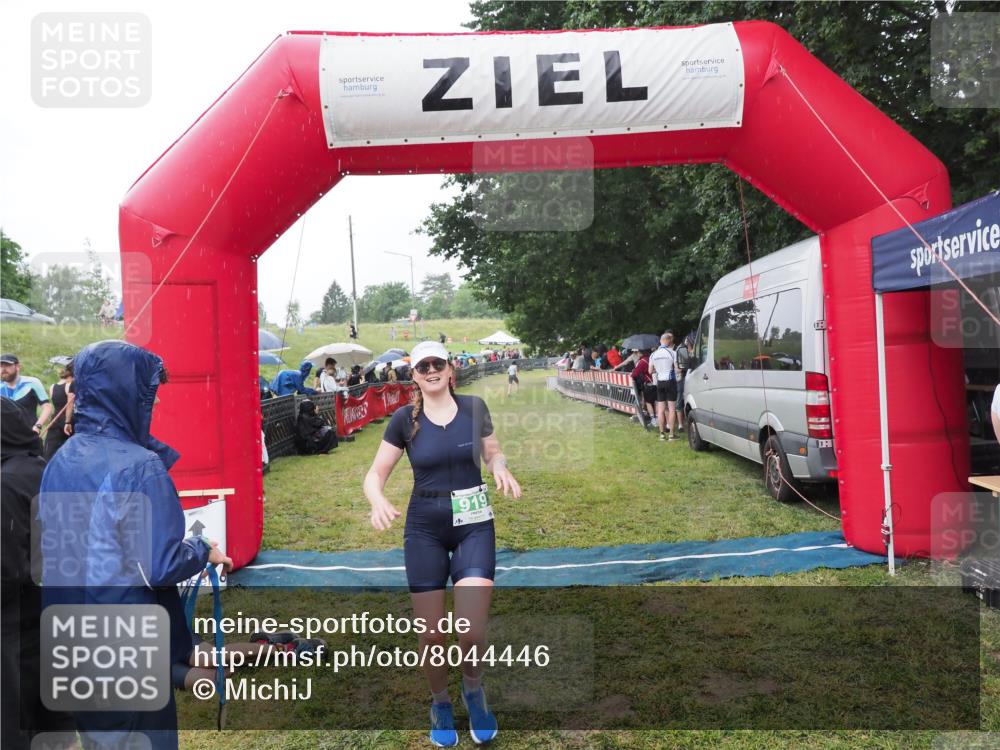 21.06.2025 - 27. Vierlanden-Triathlon MichiJ http://msf.ph/oto/8044446 15.06.2026 13:46:49 Ziel 919 meine-sportfotos.de