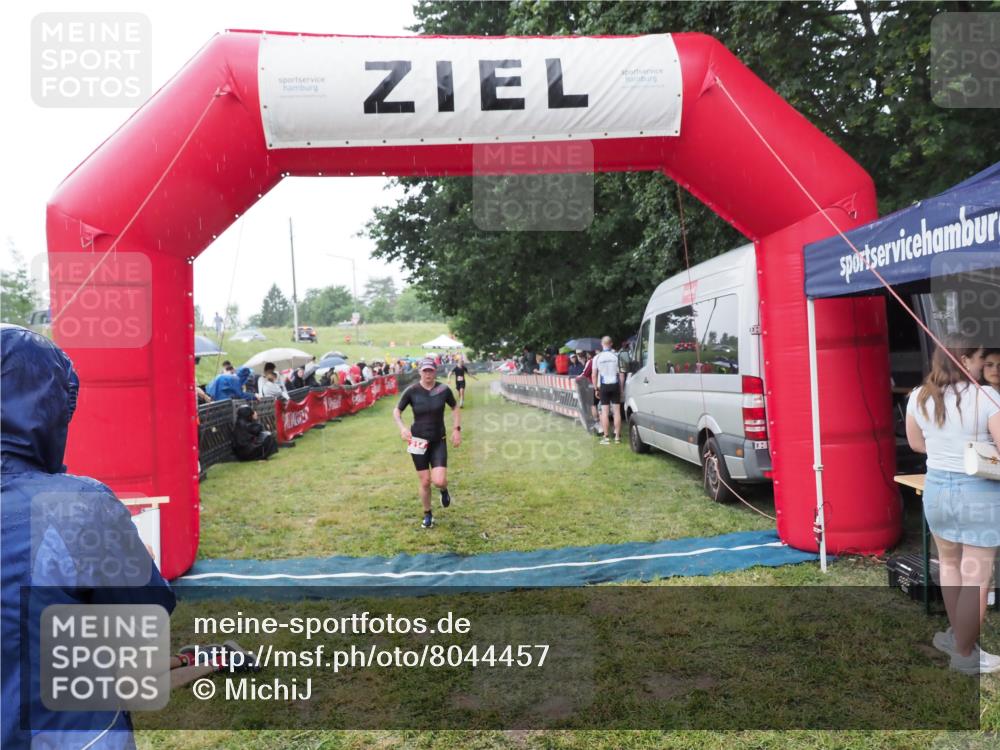 21.06.2025 - 27. Vierlanden-Triathlon MichiJ http://msf.ph/oto/8044457 15.06.2026 13:47:10 Ziel 214 meine-sportfotos.de