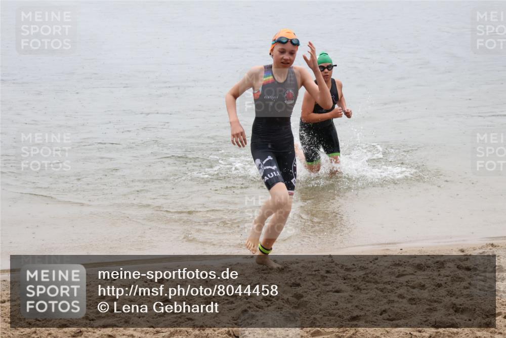 21.06.2025 - 27. Vierlanden-Triathlon Lena Gebhardt http://msf.ph/oto/8044458 15.06.2025 14:40:08 Schwimmen 1348, 1350 meine-sportfotos.de
